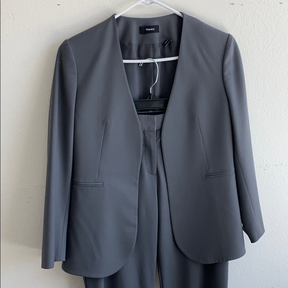 Theory suit NEVER WORN